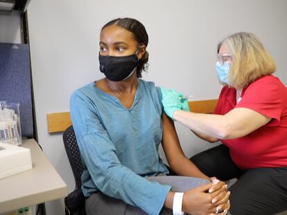 La joven Melanie, de 16 años, es una de las vacunadas en el ensayo de la vacuna de Pfizer con adolescentes de EE UU.