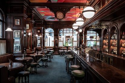 Interior del The Audley Public House, un 'pub' tradicional creado por el matrimonio de galeristas Iwan y Manuela Wirth.