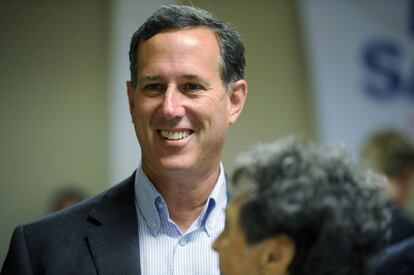 ¿Quién es? Rick Santorum, es exsenador por el Estado de Pennsylvania, repite candidatura a las elecciones presidenciales. En 2012, Santorum, de 57 años, perdió la nominación republicana ante Romney. Tiene experiencia tanto en la Cámara de Representantes, donde estuvo cuatro años, como en el Senado, donde estuvo doce. <br/><br/> ¿Qué piensa? Santorum, que es católico, es un conservador tradicional. Es padre de siete y reencarna los valores más tradicionales de EE UU al situar a la familia y la religión en el centro de su vida y su discurso político. Ha afirmado que no asistirá a ninguna boda homosexual. Se muestra a favor de mandar 10.000 tropas a Oriente Medio para frenar el avance del Estado Islámico.