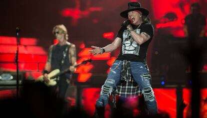 El grupo Guns N’ Roses durante su actuación de ayer en el Estadio Olímpico de Barcelona.