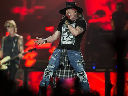 El grupo Guns N’ Roses durante su actuación de ayer en el Estadio Olímpico de Barcelona.