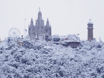 La nieve ha caído de madrugada este lunes y ha cuajado en el Tibidabo, en la sierra de Collserola de Barcelona.