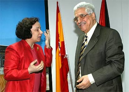 Ana Palacio conversa con el primer ministro palestino, Abu Mazen, ayer en Ramala.

 

/ REUTERS