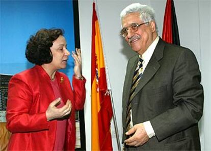 Ana Palacio conversa con el primer ministro palestino, Abu Mazen, ayer en Ramala.
/ REUTERS