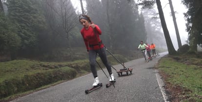 Las cuatro deportistas de la expedición, con Lago a la cabeza, durante uno de sus entrenamientos.