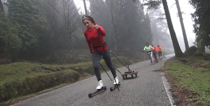 Las cuatro deportistas de la expedici&oacute;n, con Lago a la cabeza, durante uno de sus entrenamientos.