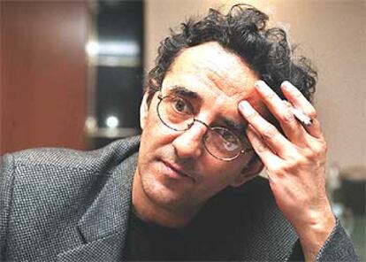 Roberto Bolaño, durante la presentación de <i>Putas asesinas</i> en Barcelona en 2001.