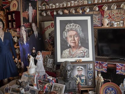 Salón de una fan de la familia real británica con algunos de los miles de souvenirs que colecciona.