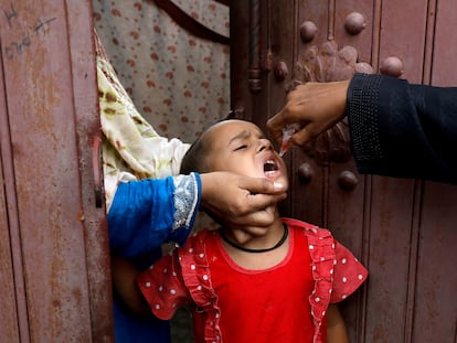 Una niña recibe gotas de la vacuna contra la polio, durante una campaña en Karachi, Pakistán.