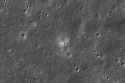 La nave china Chang'e 6 captada en la cara oculta de la Luna por el LRO de la NASA, el 17 de junio. 