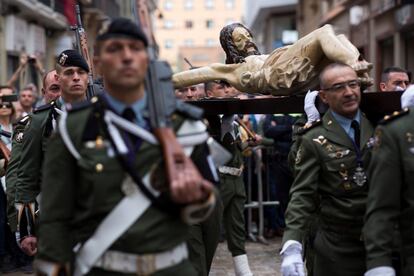 Miembros de la Brigada Paracaidista (BRIPAC) del Ejército del Aire portan a hombros al Santísimo Cristo de Ánimas de Ciegos, de las Reales Cofradías Fusionadas, durante el acto de traslado por las calles malagueñas hasta la Iglesia de San Juan, el 17 de abril de 2019.