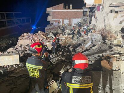 Una de las tres personas que estaba bajo los escombros ha respondido a las llamadas de los servicios de rescate; las otras dos no han respondido pero sí han sido localizadas por la unidad canina.