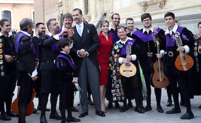 Un tuno le muestra a Felipe VI el selfi que se han hecho en su primera ceremonia de entrega como Reyes del Premio Cervantes en el Paraninfo de la Universidad de Alcalá de Henares (Madrid). Juan Goytisolo fue el galardonado. 