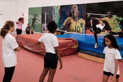 Durante la clase de deportes de la Escuela Municipal Isabel Salgado, los alumnos practican el salto de altura en el gimnasio polideportivo.