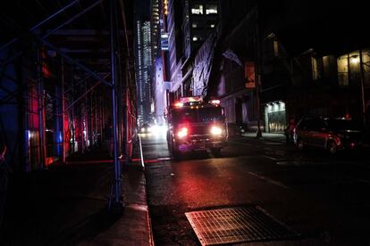 Un camión de bomberos sale a un servicio en la calle 43.
