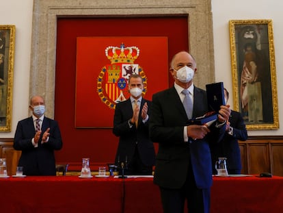 Enrique Krauze recibe el III Premio Historia Órdenes Españolas, en Madrid en julio.