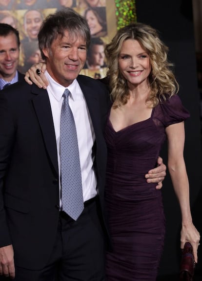 <b>Michelle Pfeiffer y David E. Kelley.</b> Tras un primer matrimonio que le duró siete años (1981-1988), la actriz se casó por segunda vez en 1993 con el productor, a quien conoció en una cita a ciegas que le organizó una amiga. Con el creador de la serie ‘Ally McBeal’ tuvo a su segundo hijo.