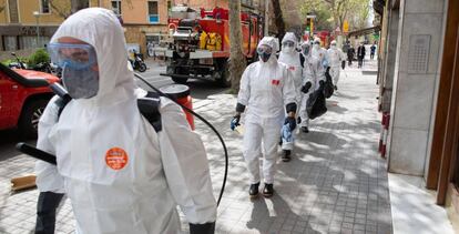 Efectivos de la Unidad Militar de Emergencias (UME) realizando tareas de desinfección en residencias de ancianos. 