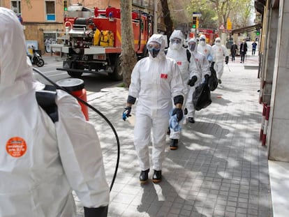 Efectivos de la Unidad Militar de Emergencias (UME) realizando tareas de desinfección en residencias de ancianos. 