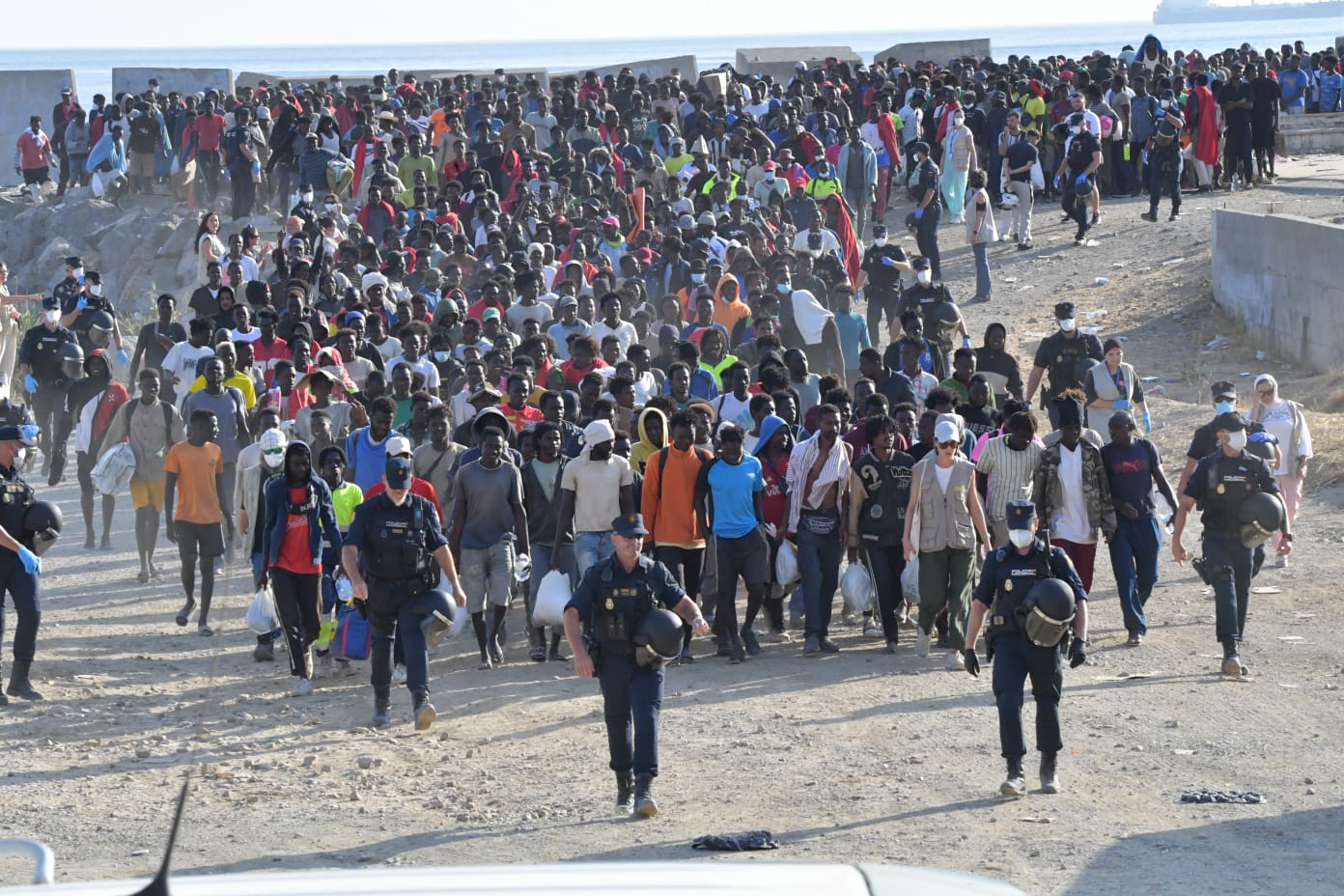 Última hora de la entrada de inmigrantes a Ceuta, en directo | Empieza el desalojo de migrantes de la playa de El Trampolín y su traslado a dos espacios habilitados