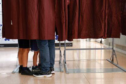 Una familia elige la papeleta para la votación en el Centro Cívico de Sant Pere i Sant Pau de Tarragona, este domingo. 