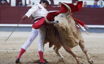 Luis David, en un vistoso pase de pecho a su primer toro, ayer en Las Ventas.