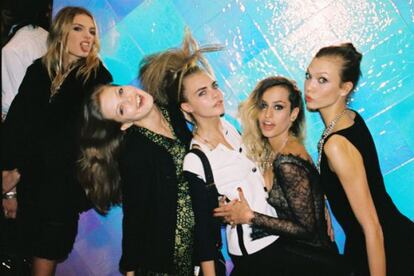 Lily Donaldson, Lindsey Wixson, Cara Delevingne, Alice Dellal y Karlie Kloss.