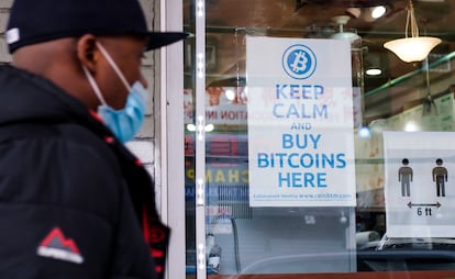Cartel animando a comprar bitcoins en Nueva York, el 9 de febrero.