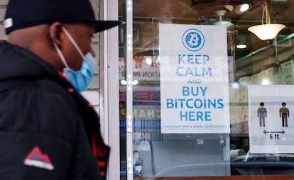 Un hombre entra en un establecimiento que anuncia la venta de bitcoins, el pasado febrero en Nueva York.