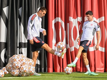 Niklas Suele y Robert Lewandowski, en el entrenamiento del Bayern antes de visitar el Camp Nou.