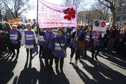 Un grupo de mujeres asistentes a la manifestación contra la Ley del Aborto, potan una pancarta, por las calles de Madrid.