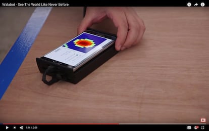 <p>Ese añadido al teléfono móvil que se ve en la imagen es Walabot, uno de los premiados en el último CES de Las Vegas. Vayyar Imaging es una compañía que trabaja con sensores de imagen en 3D y es la que ha desarrollado esta tecnología que ve a través de los objetos, líquidos y materiales. Walabot es la versión para el consumidor: se puede usar para el momento de reformar la casa y ver qué hay al otro de la pared, para localizar a una persona gracias a su reconocimiento facial, o para ayudar a drones y coches a prevenir colisiones, ya que también mide la velocidad.</p><p> Se puede hacer ya una reserva del dispositivo por 235 euros, en su página web.</p>