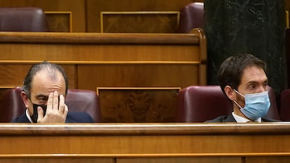 Los dos diputados de Unión del Pueblo Navarro (UPN), Carlos García Adanero y Sergio Sayas López, este jueves en el Congreso de los Diputados.