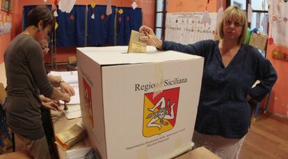 Una mujer vota en un colegio electoral de Palermo.