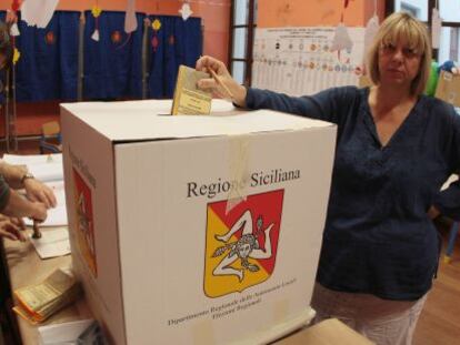Una mujer vota en un colegio electoral de Palermo.