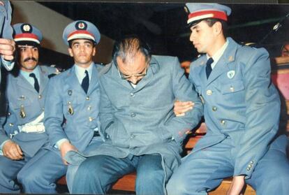El comisario Tabit, custodiado por la policía de Marruecos, en 1993. Es la única imagen suya que apareció en los medios de comunicación.