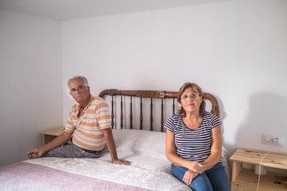 Cati Alcázar y Juan Ruiz Reinaldo, en el dormitorio de su casa, en Lorca.