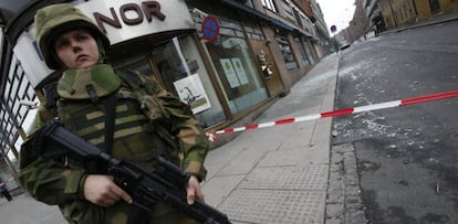 Una soldado noruega de vigilancia en una calle de Oslo.