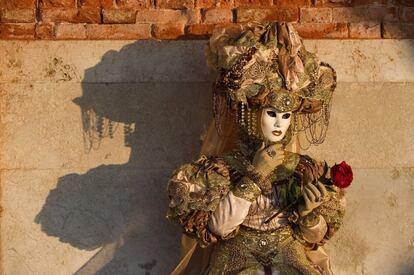 Máscara y ropajes de época, en pleno festival de Venecia.