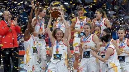 Las jugadoras españolas celebran la conquista del Eurobasket 2019.