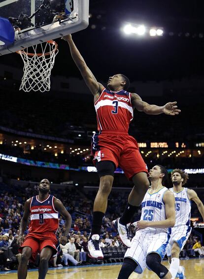 Bradley Beal, de los Wziards, entra a canasta