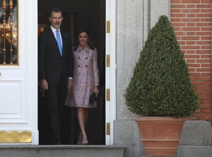 Los reyes de España, Felipe VI y Letizia a las puertas del palacio de la Zarzuela.
