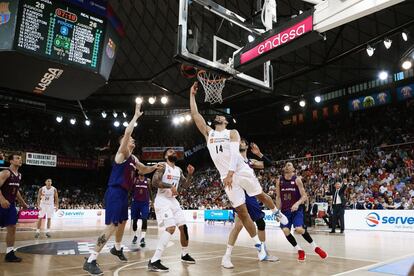 El pivot mexicano del Real Madrid Gustavo Ayón (en el centro) entra a canasta ante varios rivales del Barcelona Lassa.