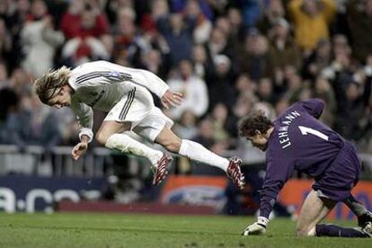 Beckham cae ante el portero del Arsenal.