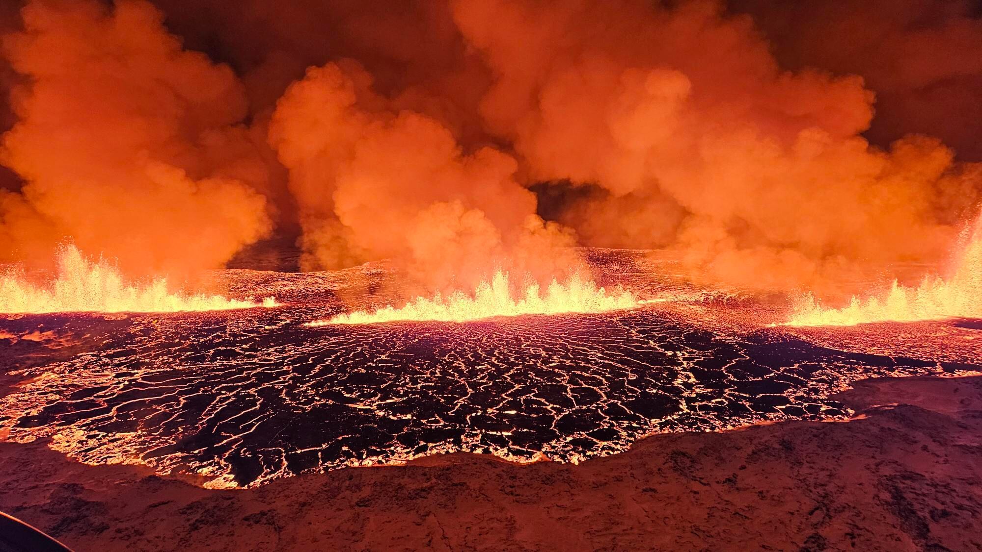 Vista aérea de la lava y el humo expulsados por el volcán.
