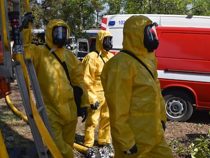 Miembros de los servicios de emergencia ucranios realizan un simulacro de accidente nuclear en la ciudad de Zaporiyia, en la zona de la región bajo control de Kiev.