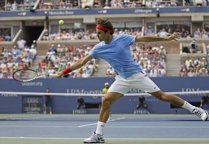 Federer devuelve la pelota ante Verdasco.