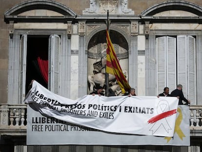 Trabajadores del Palau colocan una pancarta encima de la ya existente con el mismo lema pero con un lazo blanco tachado con una raya roja.