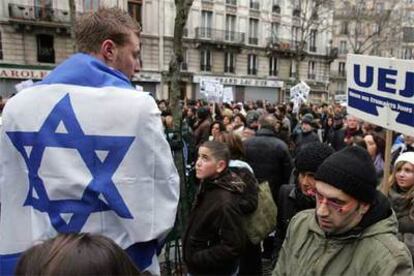 Un joven envuelto en una bandera de Israel, durante la manifestación antirracista de ayer en París.