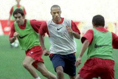 Henry, en el centro de la imagen, durante el entrenamiento del Arsenal en Mestalla, ayer.